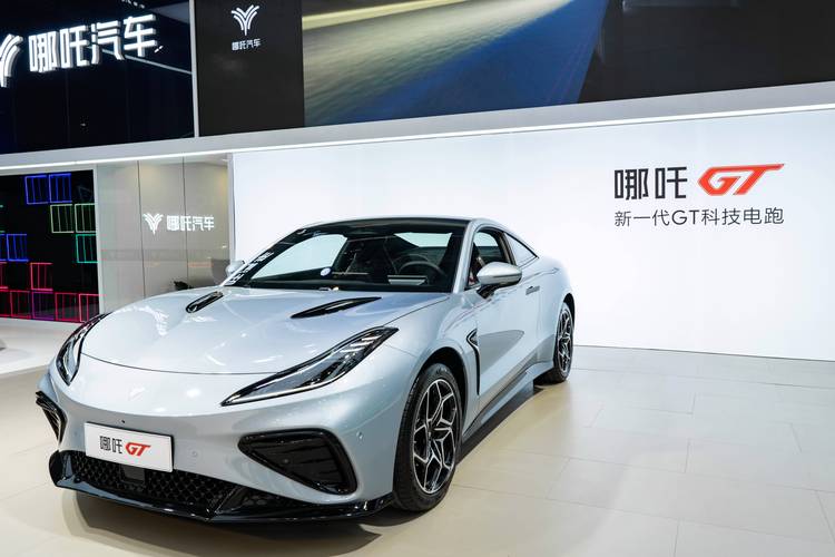 佛山32哪吒汽车在智能汽车领域的表现，领途汽车在新能源汽车市场中的影响力